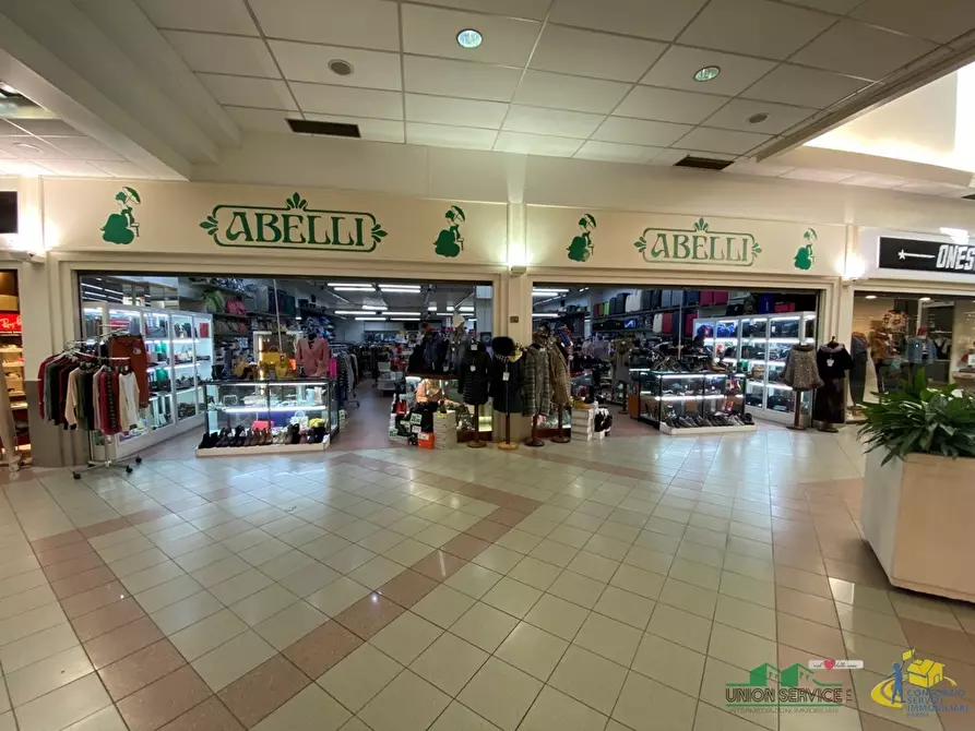 Immagine 2 di Locale commerciale in vendita  in Viale Sandro Pertini 1 a Collecchio