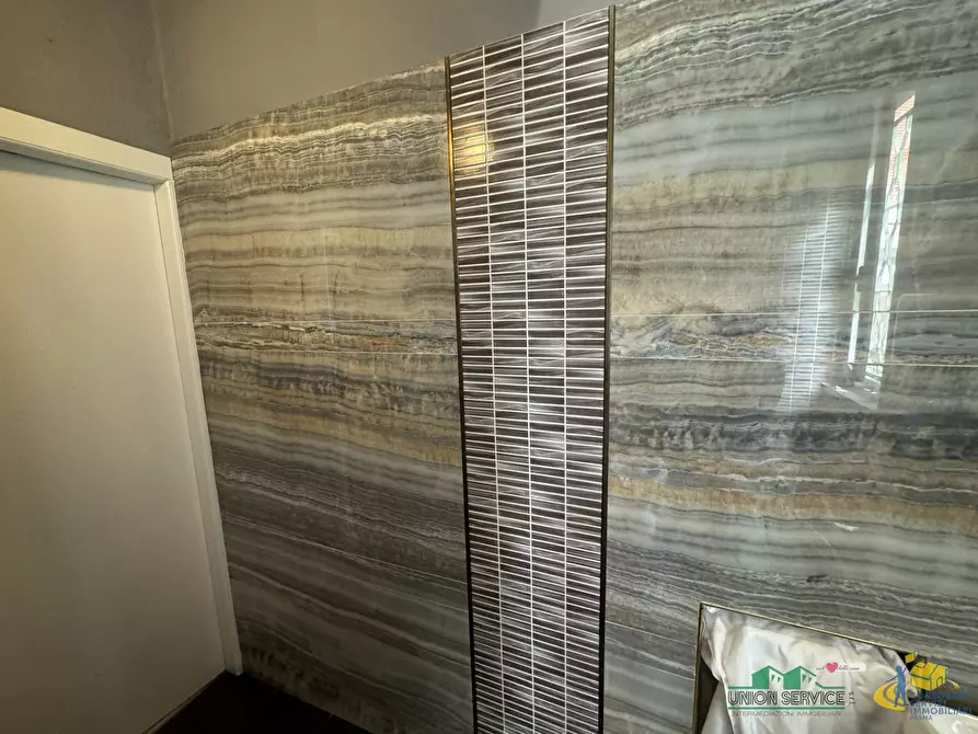 Immagine 9 di Locale commerciale in vendita  in Via Montebello a Parma