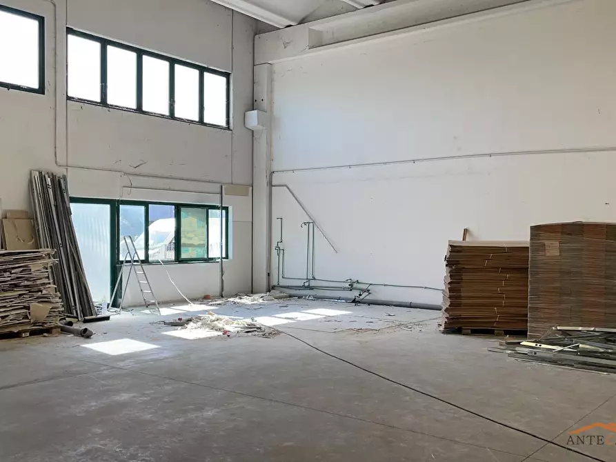 Immagine 11 di Attività artigianale in vendita  a Parma