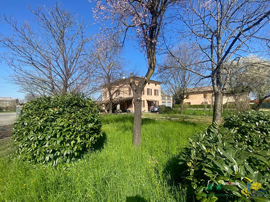 Immagine 1 di Villa in vendita  in Strada Vallazza 51 a Parma
