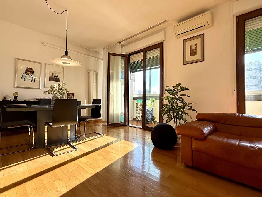 Immagine 11 di Pentalocale in vendita  in Via Allende 23 a Bologna