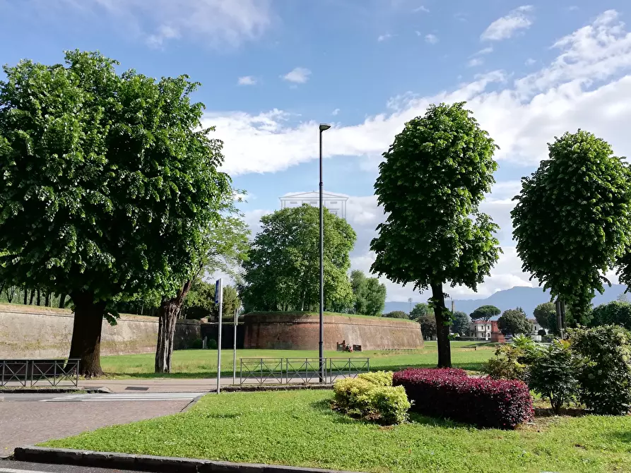 Immagine 1 di Appartamento in vendita  in Piazza San Michele 46 a Lucca