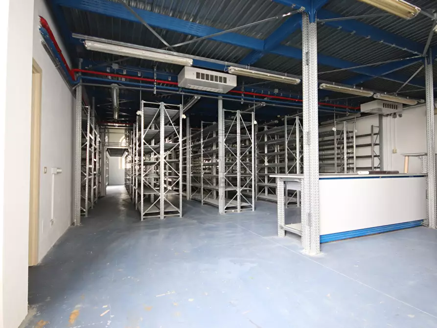 Immagine 3 di Locale commerciale in affitto  in Via delle Ville Prima, Acquacalda 895 a Lucca