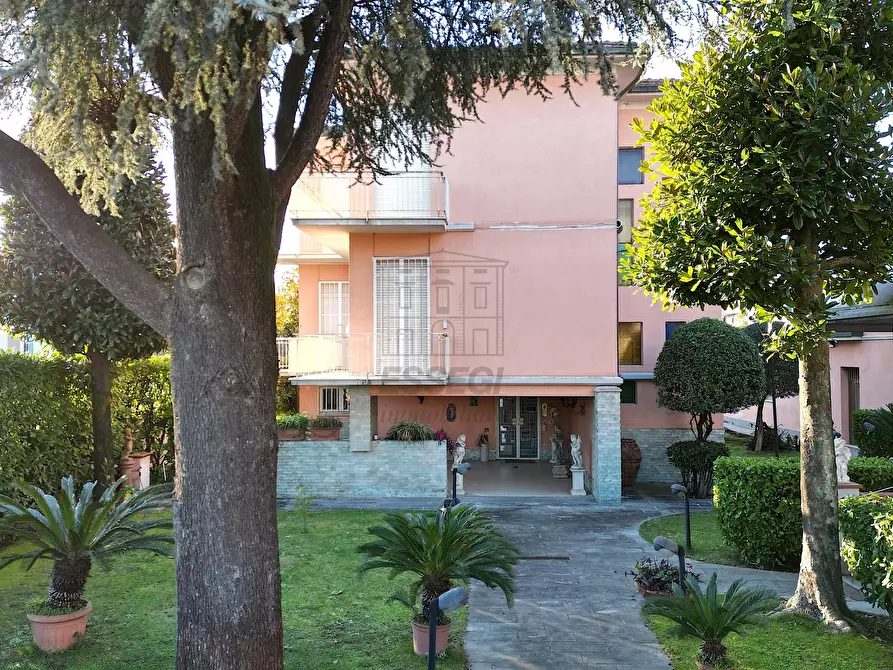 Immagine 1 di Villa in vendita  in Via Teresa Bandettini a Lucca