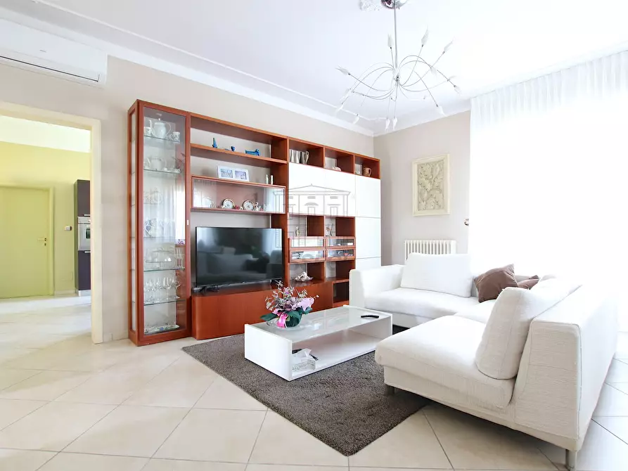 Immagine 3 di Villa in vendita  in Via del Brennero a Lucca