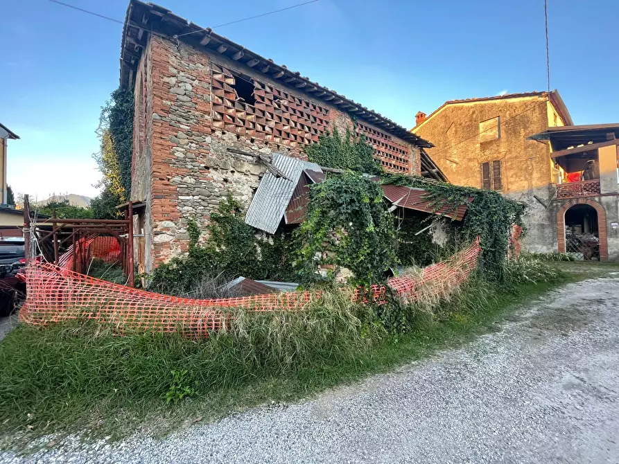Immagine 2 di Rustico / casale in vendita  a Lucca