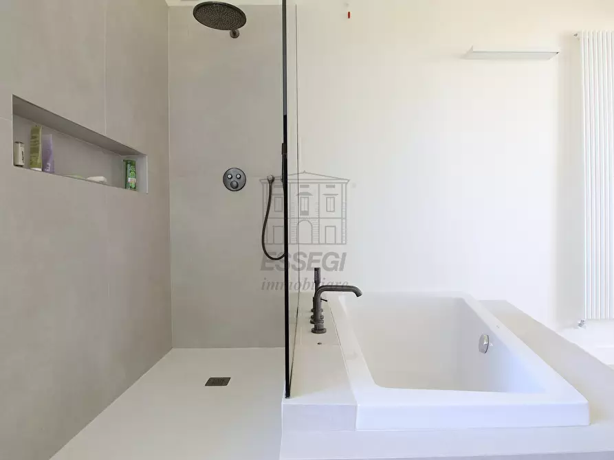 Immagine 28 di Villa in vendita  in Via Don Emilio Angeli a Lucca