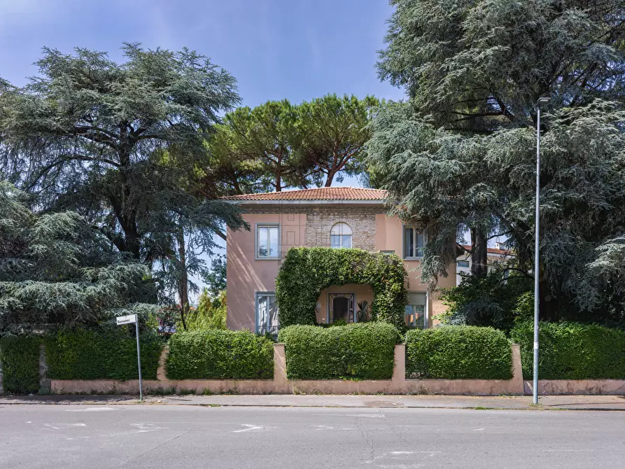 Immagine 1 di Villa in vendita  in Via Castruccio Buonamici a Lucca