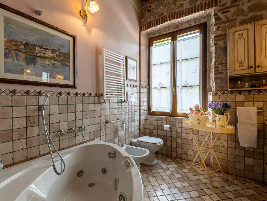 Immagine 18 di Villa in vendita  in via del maccennere a Lucca