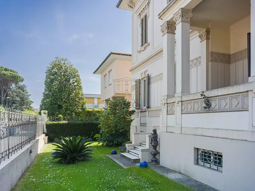 Immagine 6 di Villa in vendita  a Lucca