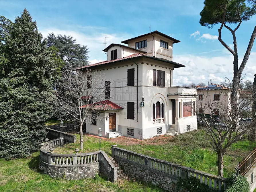 Immagine 1 di Villa in vendita  a Lucca