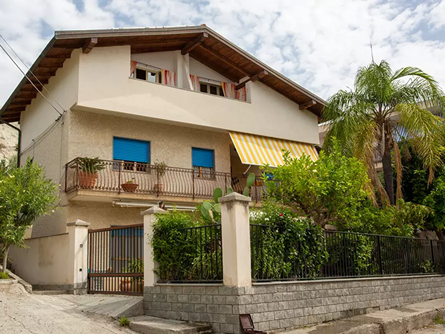 Immagine 2 di Casa indipendente in vendita  in Viale Aldo Moro 5 a Bova Marina