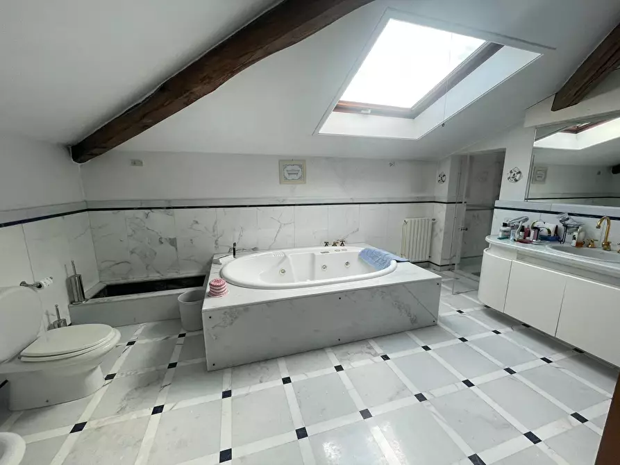 Immagine 22 di Villa in vendita  a Castelnuovo Magra