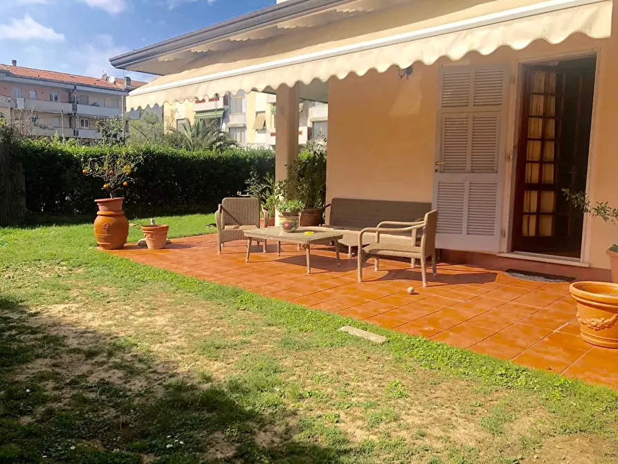 Immagine 2 di Villa in vendita  a Sarzana