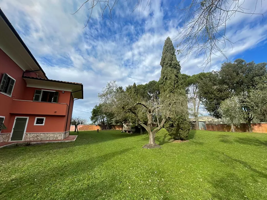 Immagine 3 di Villa in vendita  a Castelnuovo Magra