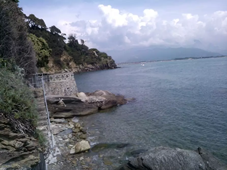 Immagine 5 di Villa in vendita  a Ameglia