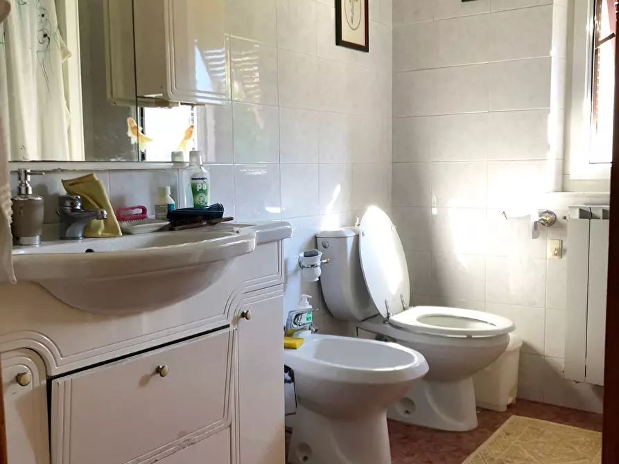 Immagine 10 di Porzione di casa in vendita  a Ameglia