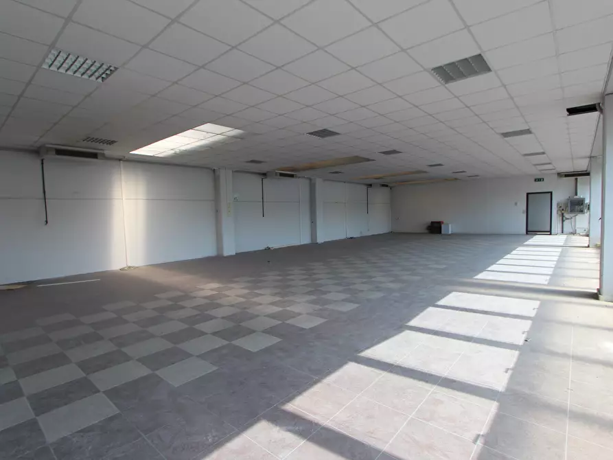 Immagine 18 di Showroom in affitto  in Via Muzza a Valsamoggia