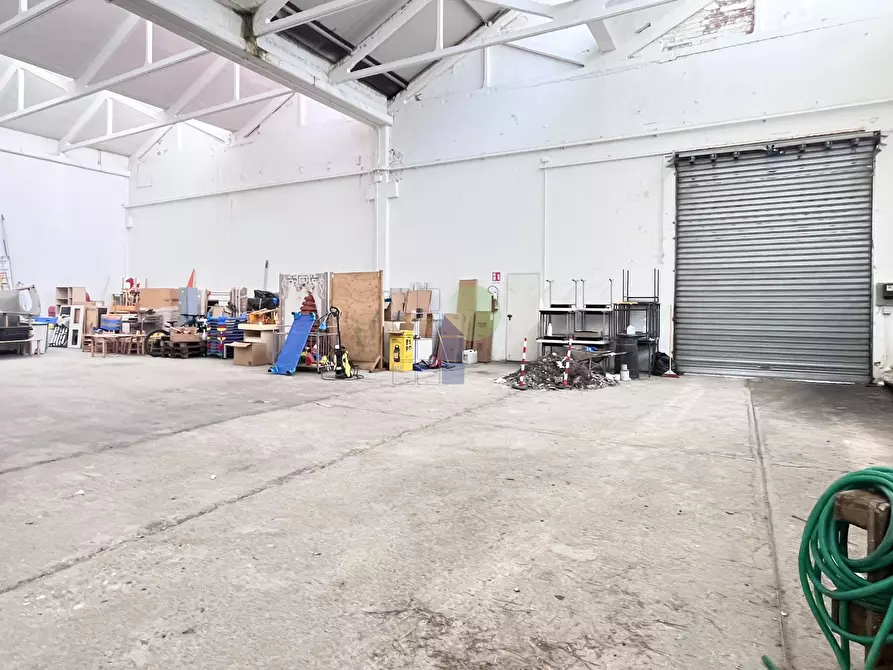 Immagine 2 di Attività artigianale in vendita  in Via Grotta delle Fate 89 a Livorno