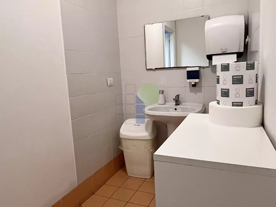 Immagine 10 di Attività artigianale in affitto  in Via  Cimarosa 55 a Livorno