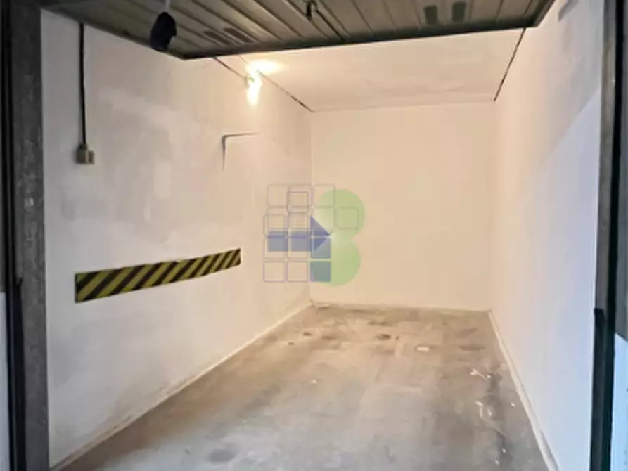 Immagine 3 di Garage in vendita  in Piazza Attias 21 a Livorno
