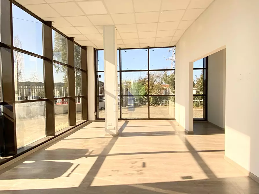 Immagine 4 di Attività artigianale in affitto  in Via dell' Artigianato 45 a Livorno