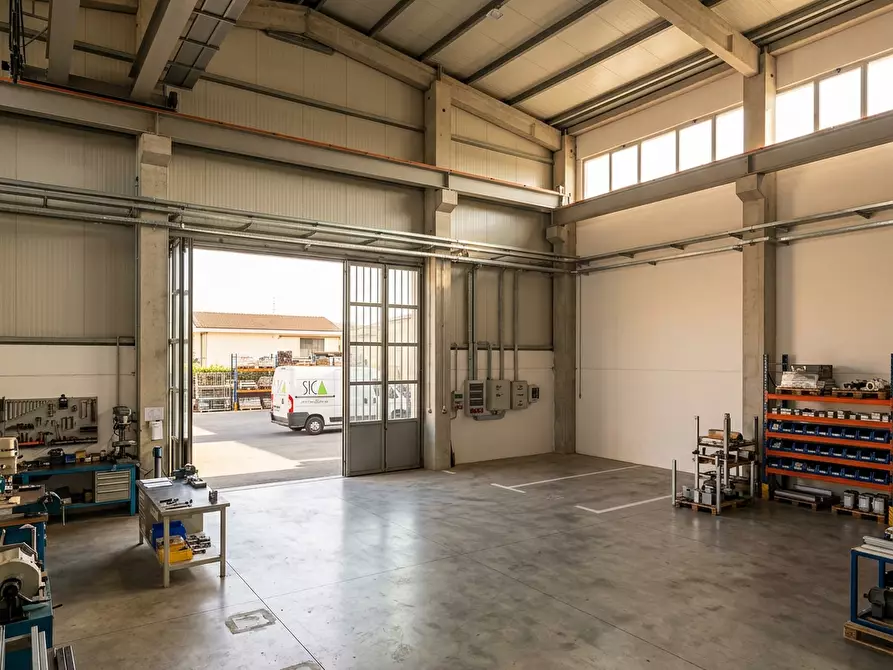 Immagine 3 di Capannone industriale in vendita  a Pisa