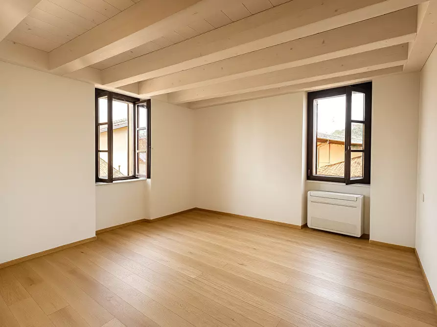 Immagine 19 di Quadrilocale in vendita  in Via Mazzini 1 a Meina