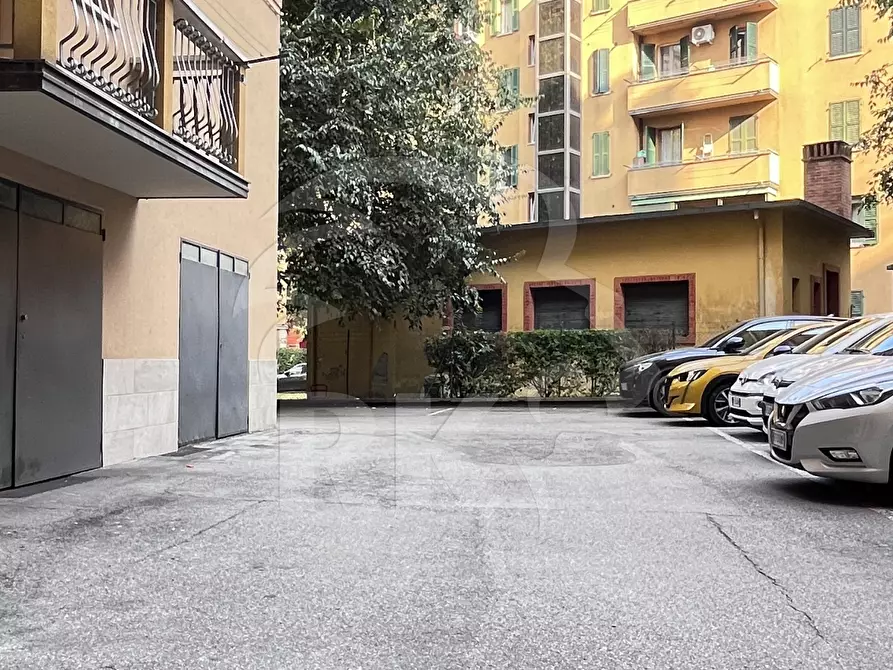 Immagine 1 di Garage in vendita  a Bologna