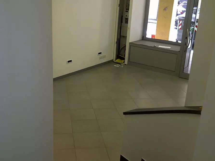 Immagine 2 di Locale commerciale in vendita  in Via Petroni 1/B a Bologna