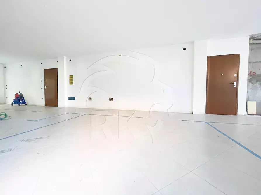 Immagine 11 di Locale commerciale in vendita  in Viale Cinque Martiri 12 a Mirandola