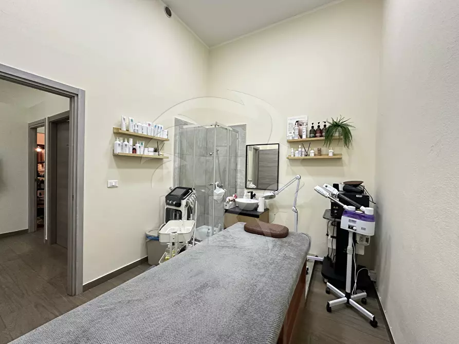 Immagine 17 di Locale commerciale in affitto  in Via Riva di Reno 56 a Bologna