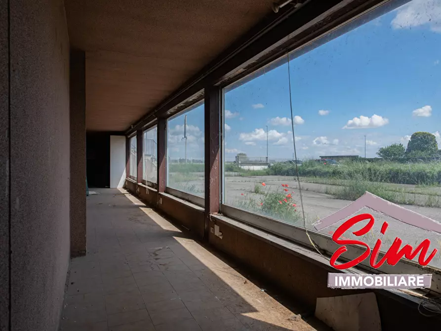 Immagine 13 di Locale commerciale in vendita  in Strada statale 229 del Lago d'Ortatrada provincial sn a Caltignaga