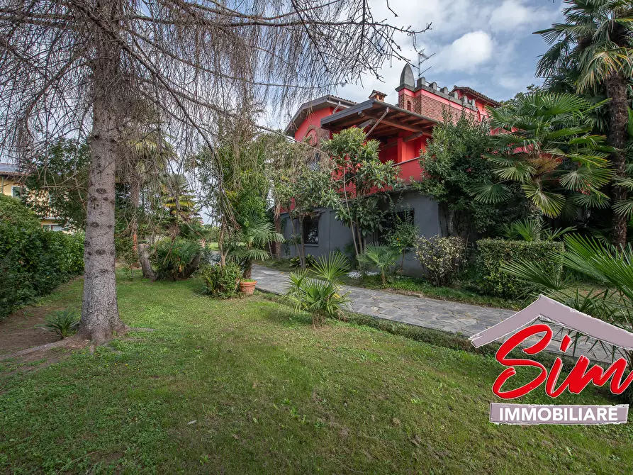Immagine 1 di Villa in vendita  in Via Sempione snc a Oleggio