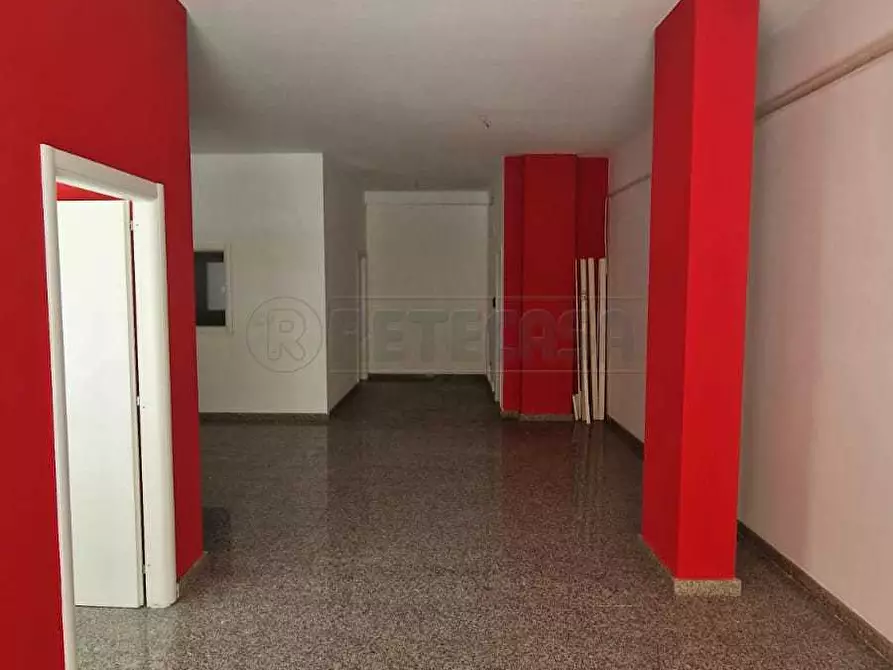 Immagine 4 di Locale commerciale in vendita  a Mercato San Severino