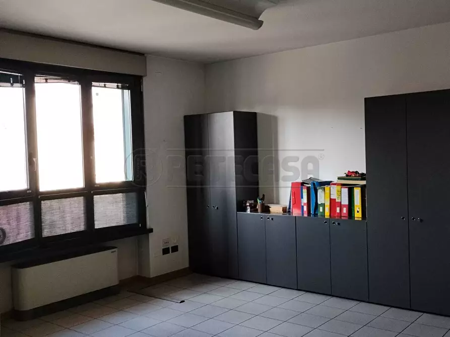 Immagine 11 di Ufficio in vendita  a Bergamo