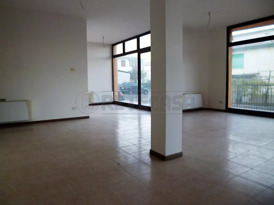 Immagine 5 di Locale commerciale in vendita  a Zermeghedo