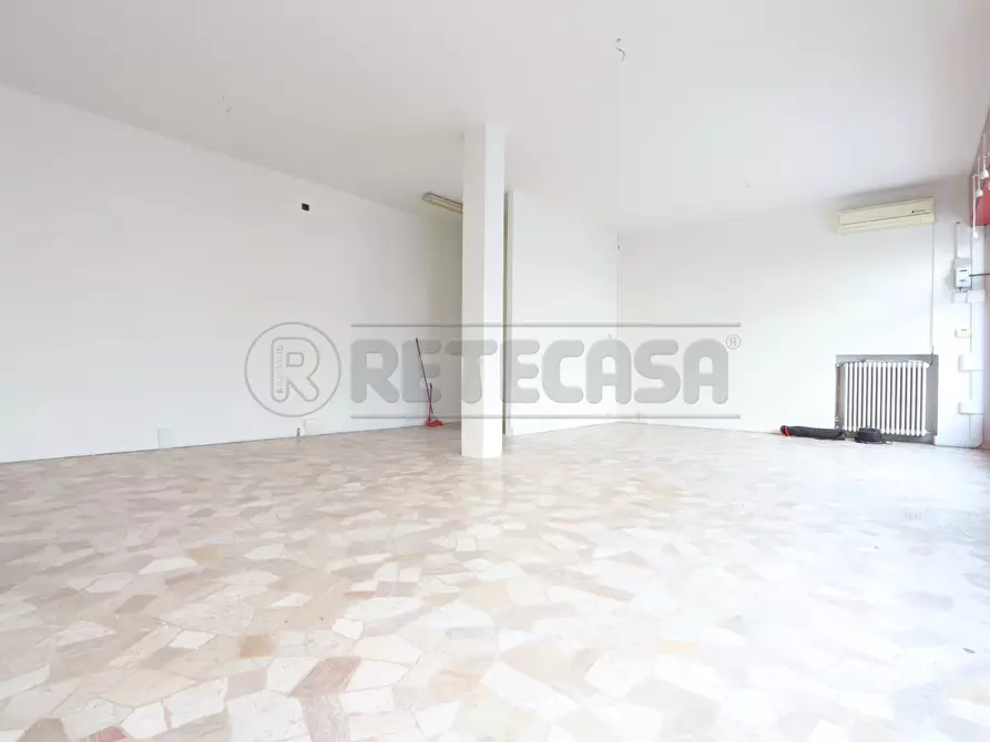 Immagine 3 di Locale commerciale in affitto  in Via Vincenzo Gonzati 2 a Vicenza