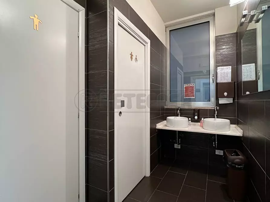 Immagine 5 di Locale commerciale in vendita  a Montecchio Maggiore