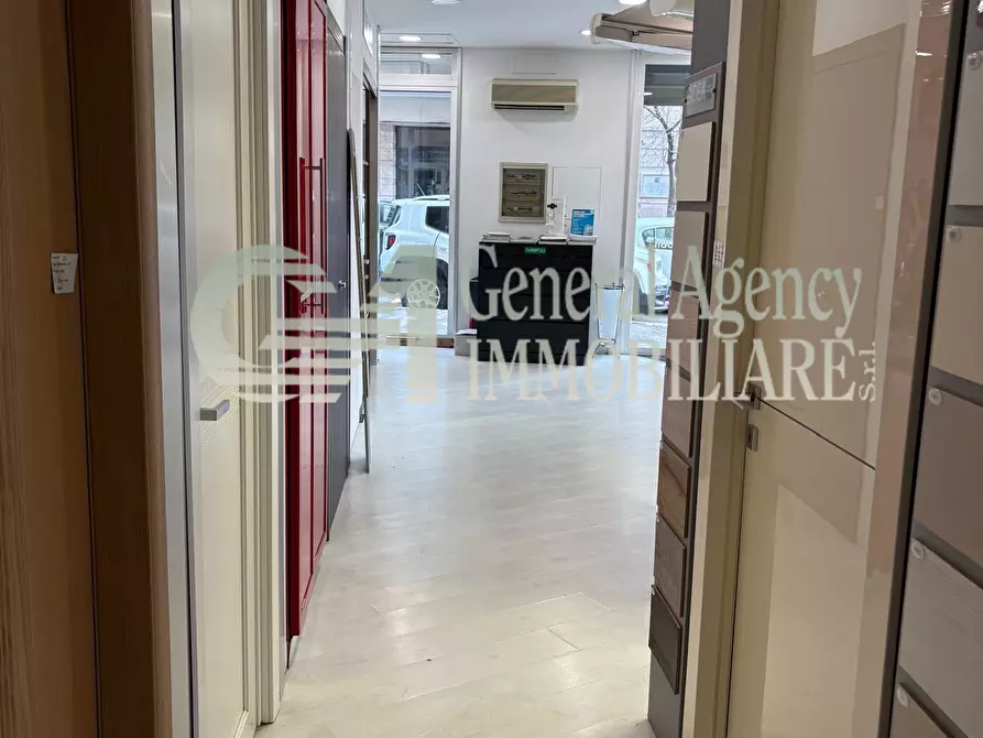Immagine 34 di Locale commerciale in affitto  in Via Albano 62 a Roma