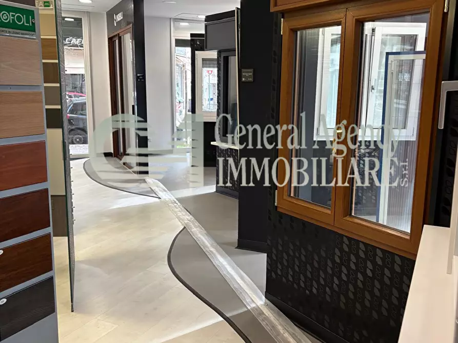 Immagine 49 di Locale commerciale in vendita  in Via Albano 62 a Roma