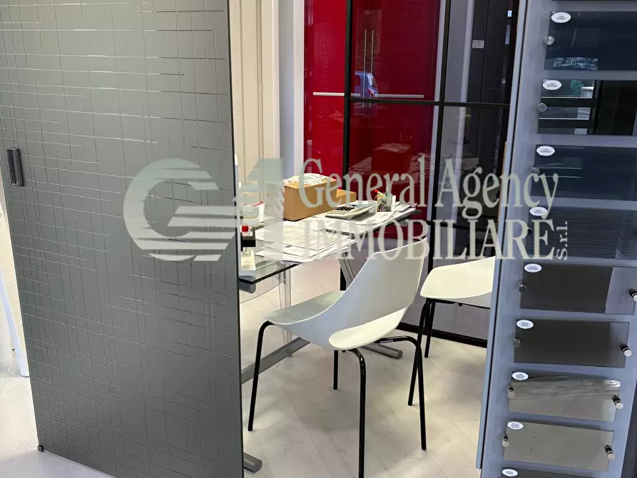 Immagine 16 di Locale commerciale in affitto  in Via Albano 62 a Roma
