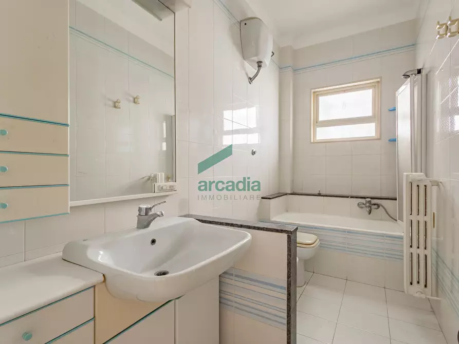 Immagine 24 di Quadrilocale in vendita  in Viale Japigia 42 a Bari