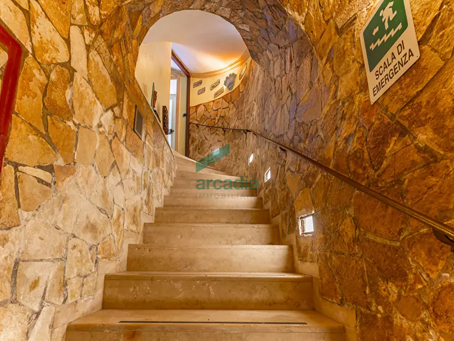 Immagine 3 di Locale commerciale in vendita  in Strada la Grava 16 a Bari