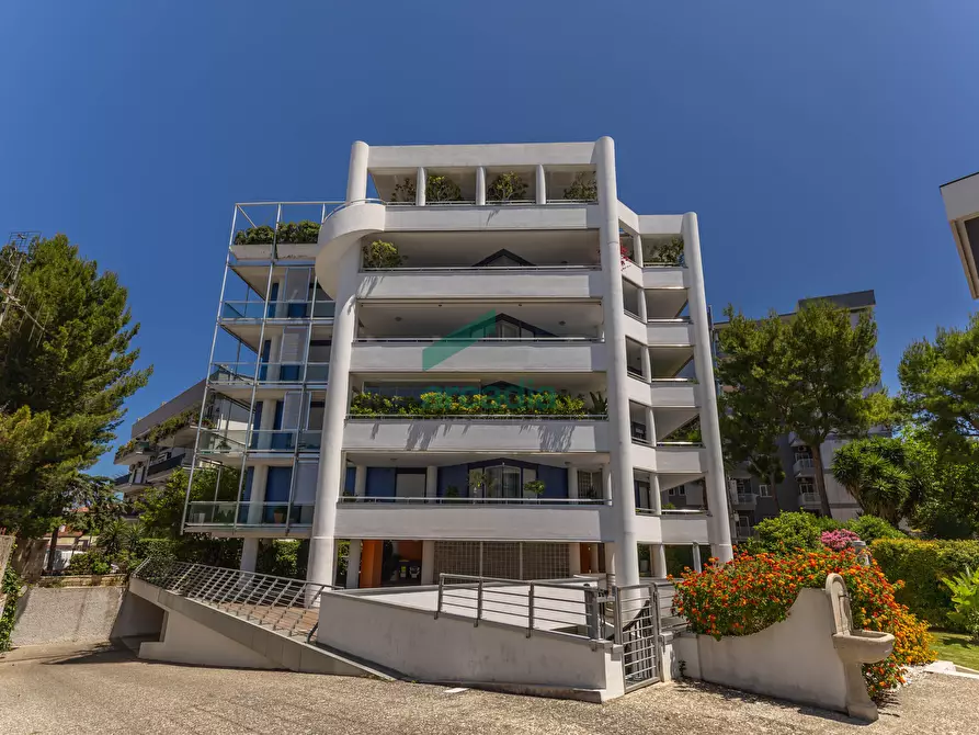 Immagine 63 di Quadrilocale in vendita  in Viale Louis Pasteur 15A a Bari