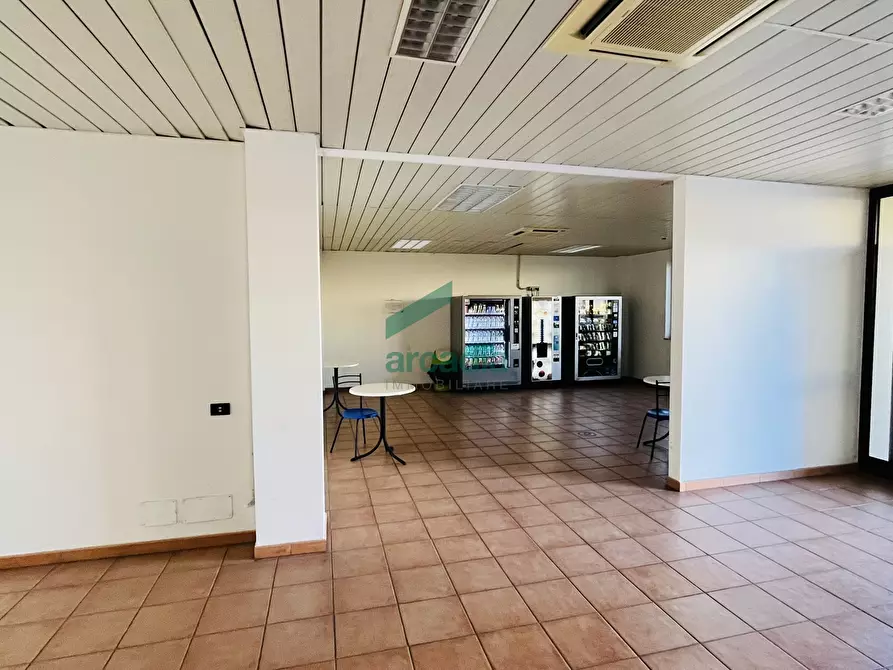 Immagine 31 di Ufficio in vendita  in Via Saverio Milella 2/bis a Bari