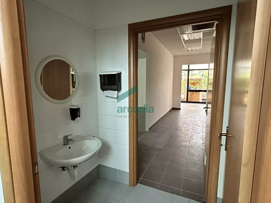 Immagine 15 di Locale commerciale in vendita  in Via Giovanni Amendola 205 a Bari