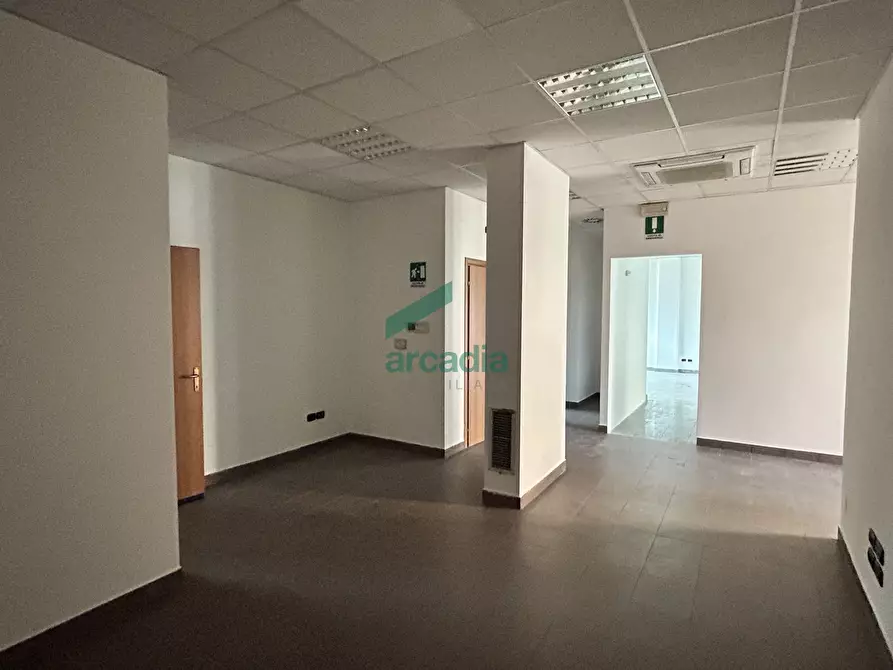 Immagine 11 di Locale commerciale in vendita  in Via Giovanni Amendola 205 a Bari