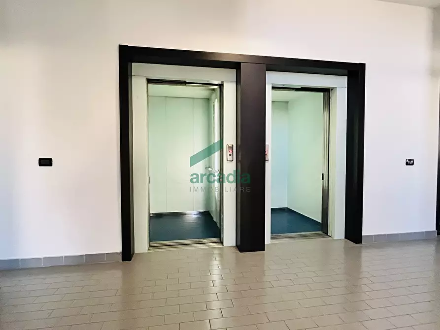 Immagine 28 di Ufficio in vendita  in Via Saverio Milella 2/bis a Bari