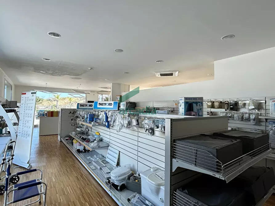 Immagine 21 di Locale commerciale in vendita  in Via Giovanni Gentile 79bis a Bari